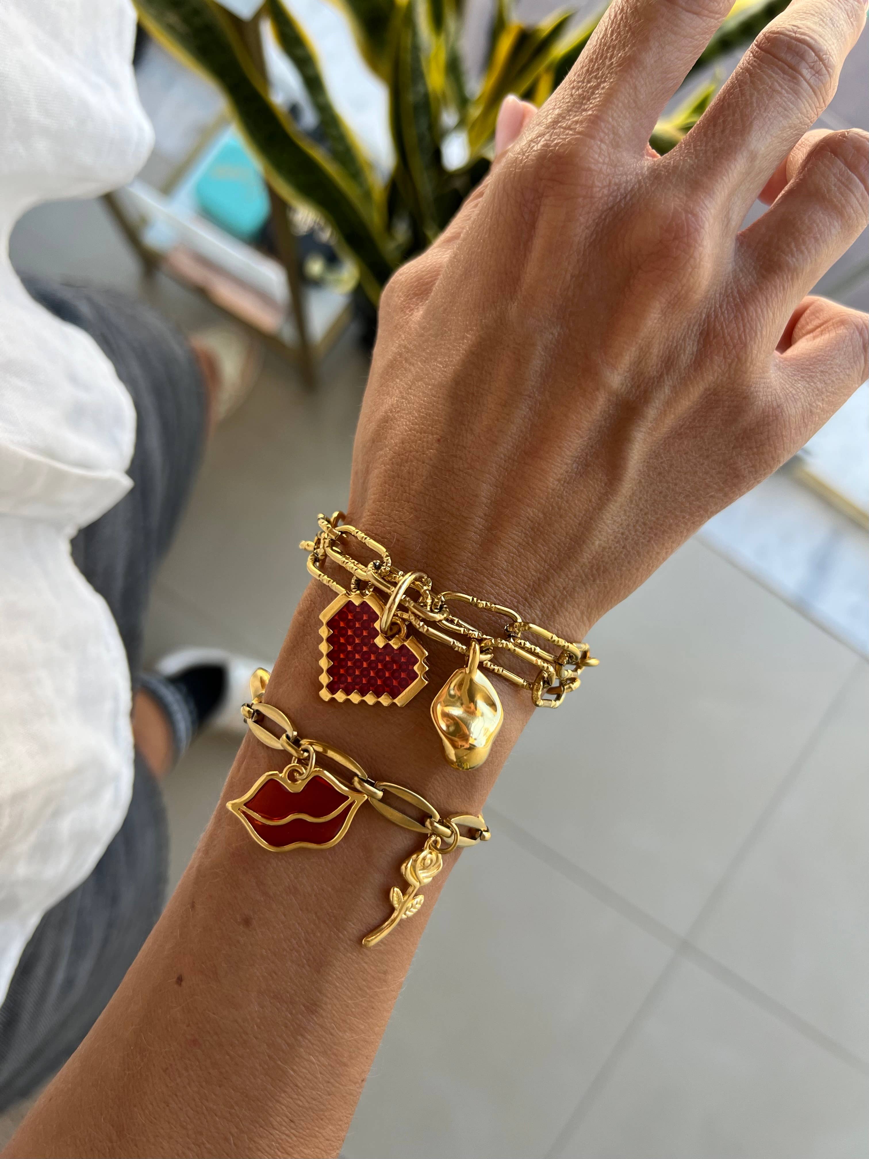 Gold chain charm bracelet with hearts and lips