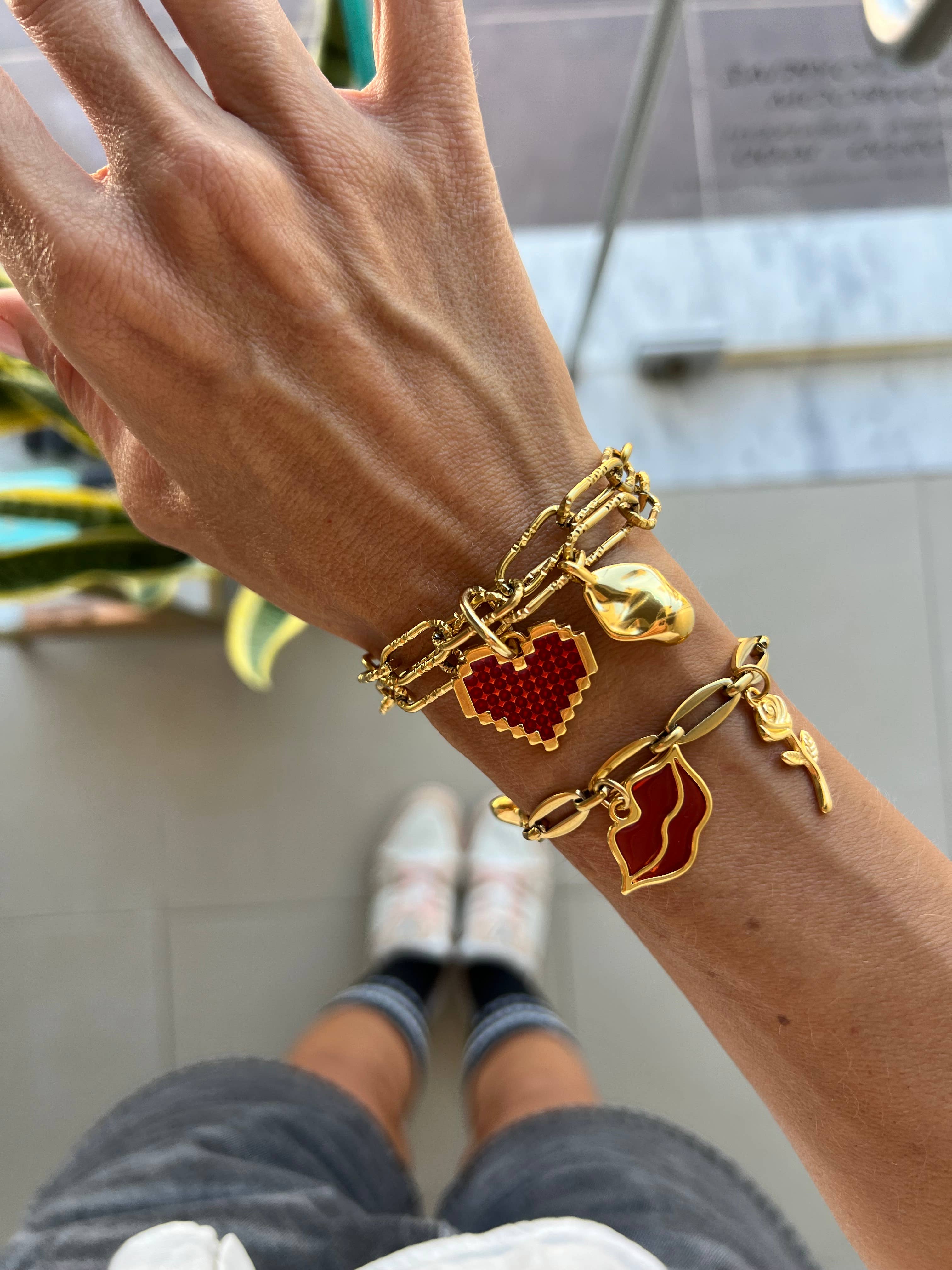 Gold chain charm bracelet with hearts and lips