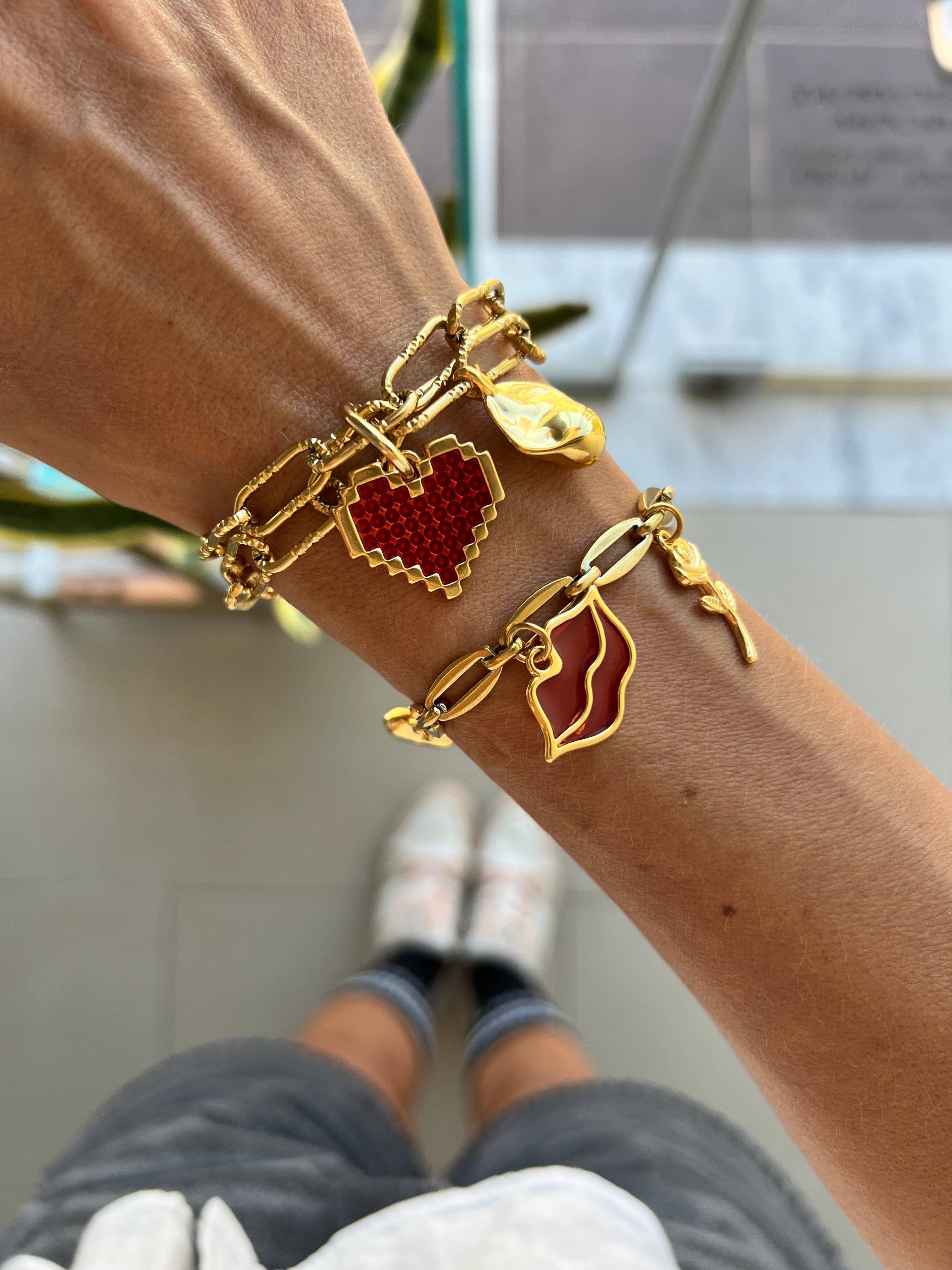 Gold chain charm bracelet with hearts and lips